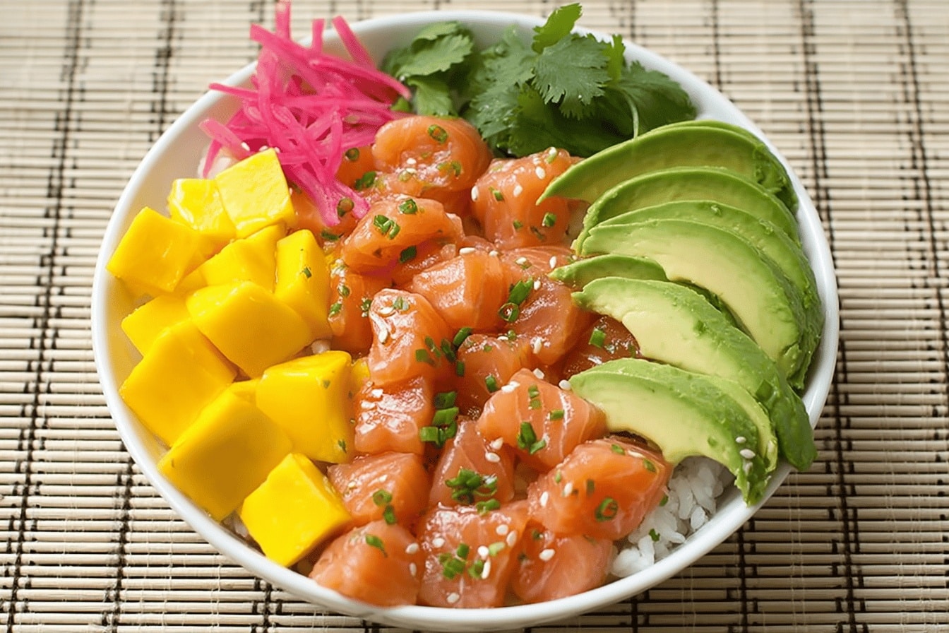 Poke Bowl au Saumon, Avocat et Mangue – Recette Healthy, Facile et Rapide à Tester !